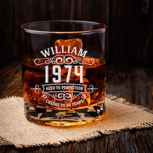 Cadeau d'anniversaire personnalisé pour homme, cadeau d'anniversaire 30e, 40e, 50e, 60e anniversaire pour lui, verre à whisky de l'année personnalisé, verre à roche de n'importe quel nom