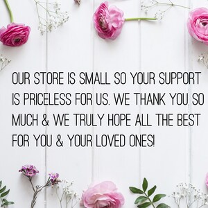 Puede incluir: Un fondo de madera blanco con flores rosas y un mensaje que dice: "OUR STORE IS SMALL SO YOUR SUPPORT IS PRICELESS FOR US. WE THANK YOU SO MUCH & WE TRULY HOPE ALL THE BEST FOR YOU & YOUR LOVED ONES!"