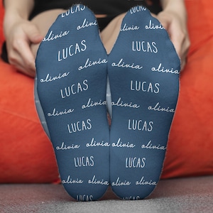 Personalisiertes Valentinstag Geschenk für Sie, Ihn, Benutzerdefinierte Baumwolle Jahrestag Geschenk für Mann Frau Freund Freundin, Neuheit Namenssocken