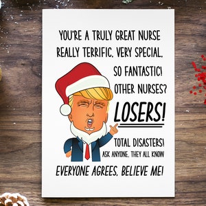 Puede incluir: Una tarjeta de Navidad humor&iacute;stica con una caricatura de un hombre con un gorro de Pap&aacute; Noel y un traje, con el texto "You're a truly great nurse, really terrific, very special, so fantastic! Other nurses? Losers! Total disasters! Ask anyone, they all know. Everyone agrees, believe me!"