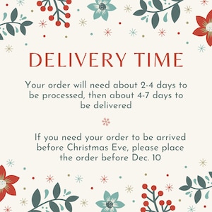 K&ouml;nnte beinhalten: Cremefarbene Grafik mit dem Text "DELIVERY TIME" in Rot. Der Text erkl&auml;rt die Bearbeitungs- und Lieferzeiten der Bestellung, mit einem Hinweis auf die Fristen vor Weihnachten. Florale und Schneeflocken-Illustrationen umgeben den Text.