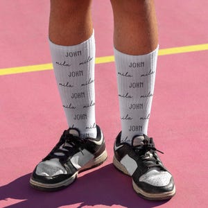 Personalisierte Valentinstag Geschenk für Ihn Sie, Geschenk zum 2. Jahrestag für Männer Ehemann Frau Freund Freundin, Benutzerdefinierte Namenssocken, Paar Geschenk