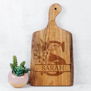 Tábua de corte com monograma floral, presente personalizado de dia das mães para a mãe, tábua de servir com letras personalizadas, presente de aniversário da mãe da filha