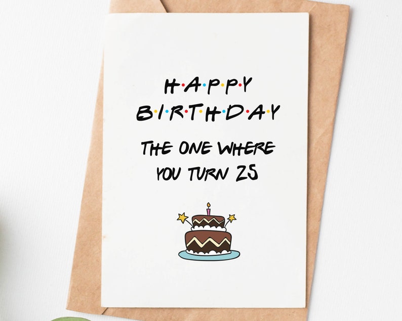 K&ouml;nnte beinhalten: Eine wei&szlig;e Karte mit dem Text "Happy Birthday The One Where You Turn 25" in schwarzer Schrift. Der Text ist im Stil der Titelkarten der Fernsehserie Friends gestaltet. Unter dem Text befindet sich eine Zeichnung eines Schokoladenkuchens mit einer einzigen brennenden Kerze.