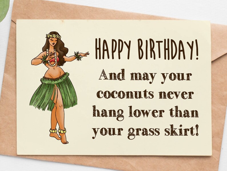 Op de afbeelding: Verjaardagskaart met een cartoon hula danseres en de tekst "HAPPY BIRTHDAY! And may your coconuts never hang lower than your grass skirt!". De kaart staat op een cr&egrave;mekleurige achtergrond en in een bruine envelop.