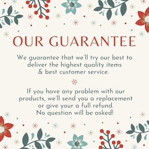 K&ouml;nnte beinhalten: Eine cremefarbene Karte mit dem Text "OUR GUARANTEE" in Rot. Die Karte ist mit floralen und Beeren-Illustrationen in Rot, T&uuml;rkis und Gr&uuml;n verziert. Der Text verspricht hochwertige Artikel und Kundenservice, mit Ersatz oder R&uuml;ckerstattung.