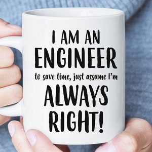 Puede incluir: Taza de café de cerámica blanca con texto negro que dice "Soy un ingeniero para ahorrar tiempo, simplemente asume que siempre tengo razón!"
