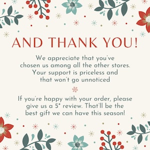 K&ouml;nnte beinhalten: Eine festliche Karte mit der Aufschrift "AND THANK YOU!" in Rot, umgeben von floralen und Schneeflocken-Illustrationen in Rot, Blau und Gold. Der Text dr&uuml;ckt Dankbarkeit aus und bittet um eine 5-Sterne-Bewertung.