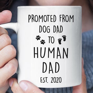 Promovido de papá del perro a padre humano taza divertida, anuncio del embarazo al regalo del marido, taza del café del anuncio del bebé, regalo del nuevo papá