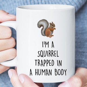 Ich bin ein Eichhörnchen gefangen im menschlichen Körper lustige Tasse, Eichhörnchen-Liebhaber-Geschenk, Eichhörnchen-Kaffeetasse, sarkastische Tasse, Eichhörnchen-Weihnachtsgeschenk