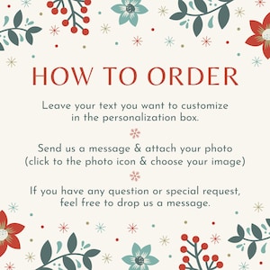 K&ouml;nnte beinhalten: Cremefarbene Grafik mit dem Text "HOW TO ORDER" in Rot. Anweisungen umfassen das Hinterlassen von Text im Personalisierungsfeld, das Senden einer Nachricht mit einem Foto und die Kontaktaufnahme bei Fragen. Blumen- und Schneeflocken-Akzente.