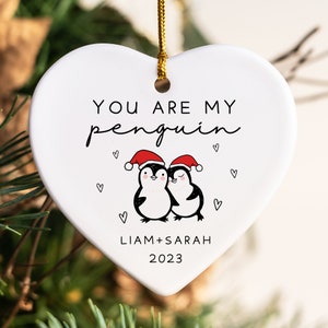 Adorno navideño de pareja de pingüinos, adorno de compromiso personalizado, adorno de matrimonio con nombres personalizados, adorno de boda, regalo para recién comprometidos