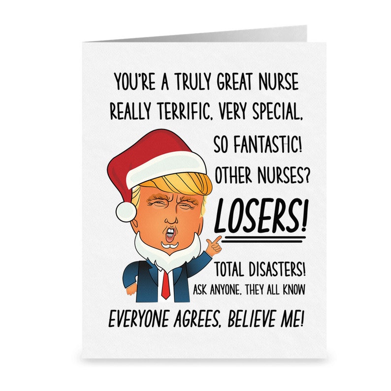 Puede incluir: Una tarjeta de Navidad con una caricatura de Donald Trump con un gorro de Pap&aacute; Noel y un traje, con el texto "You're a truly great nurse, really terrific, very special. So fantastic! Other nurses? Losers! Total disasters! Ask anyone. They all know. Everyone agrees. Believe me!"