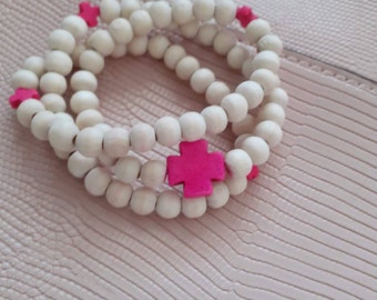 Bracelet bohème SAINT TROPEZ perles en bois naturel et croix rose fuchsia marbré