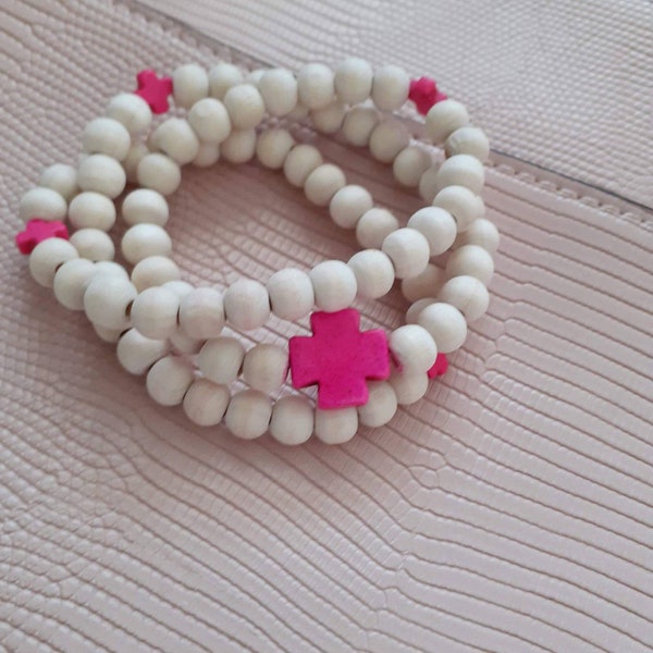 Bracelet bohème SAINT TROPEZ perles en bois naturel et croix rose fuchsia marbré