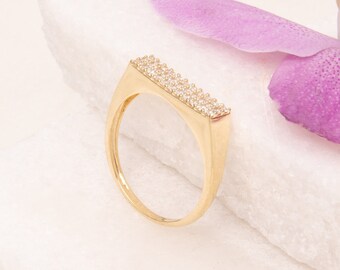 Anillo de barra con circonitas cúbicas en oro amarillo de 14 k: anillo de cóctel geométrico
