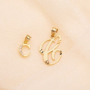 Colgante con inicial C en oro, regalo para mamá, collar de oro, letra cursiva