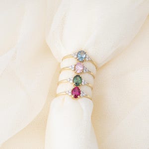 Anillo de oro amarillo de 14 quilates con circonitas cúbicas ovaladas - Talla 7