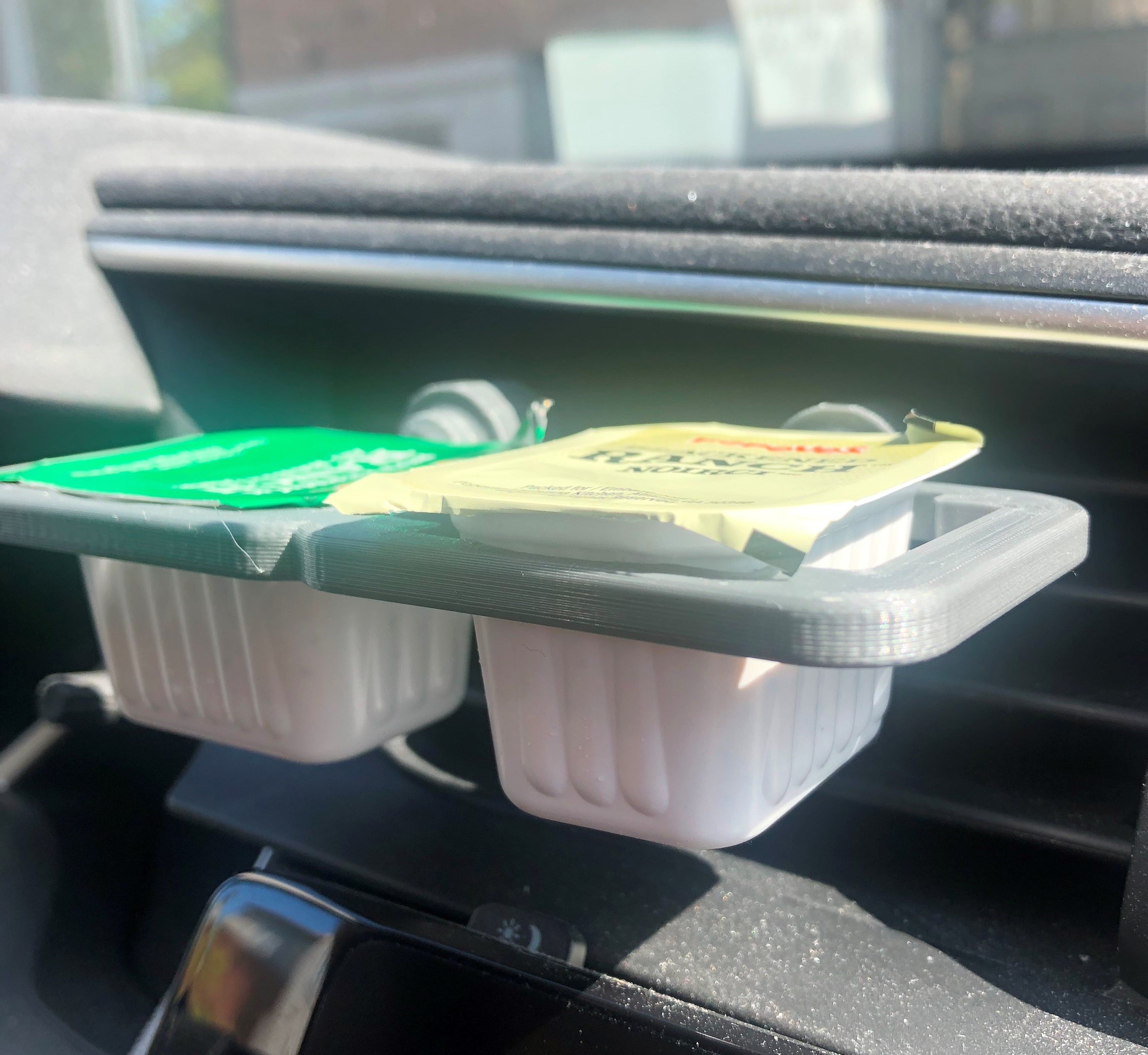 Condiment Cups Holder Used for Fast or Bumpy Driving for Vents of Vehicle Dip Clip In-car Sauce Cup Holder Ketchup Mini Dipping Sauce Cups Car Accessories 6 Pack 