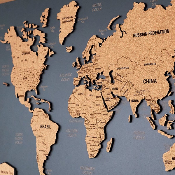 Carte du monde 3D, art mural, carte du monde en liège, carte du monde en bois avec punaises, carte de voyage personnalisée, déco au-dessus du lit, déco appartement tableau d'affichage