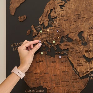 Wooden World Map Wall Art, Push Pin Travel World Map, Large Personalized World Map, Cork World Map Apartment Decor, 5th Anniversary Gift zdjęcie 1