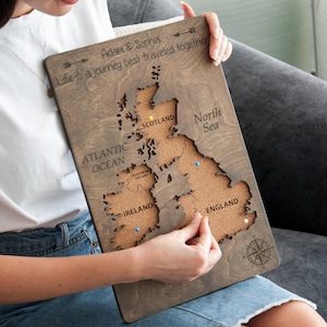 Hölzerne England-Reisekarte, personalisierte Reisekarte von Großbritannien, Paare Geschenk Push-Pin-Karte, Korktafel mit Pins für einjähriges Jubiläum
