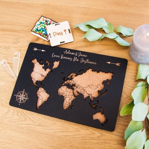Carte du monde de voyage en liège avec punaises pour couple, cadeaux pour couple en bois, tableau de liège personnalisé, cadeaux de voyage pour le 5e anniversaire