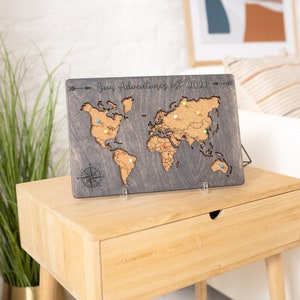 Carte du monde Push Pin, Cork Board Carte du monde en bois, Carte de voyage personnalisée, Décoration de lappartement Carte en bois du monde image 1