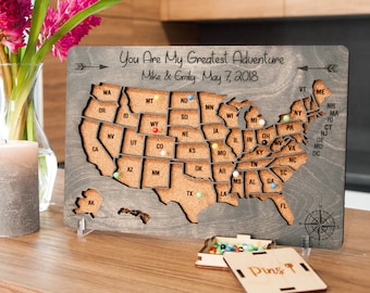 Push Pin USA Mappa di viaggio per regali di coppia, Regali di relazione in legno degli Stati Uniti, Corkboard personalizzato, Regali di viaggio per il 5 ° anniversario