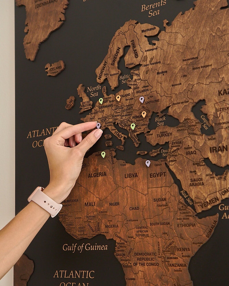 Wooden World Map Wall Art, Push Pin Travel World Map, Large Personalized World Map, Cork World Map Apartment Decor, 5th Anniversary Gift zdjęcie 1