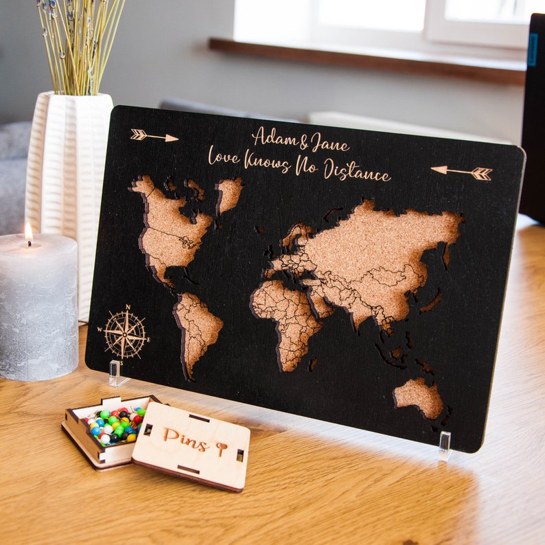 Carte du monde Push Pin, Cork Board Carte du monde en bois, Carte de voyage personnalisée, Décoration de lappartement Carte en bois du monde With 100 pins