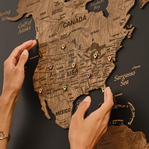 Mapa świata z pinezkami do podróży - grafika na mapę świata na ścianę, prezent na 5. rocznicę ślubu, drewniana mapa świata, dekoracja ścienna mapy świata