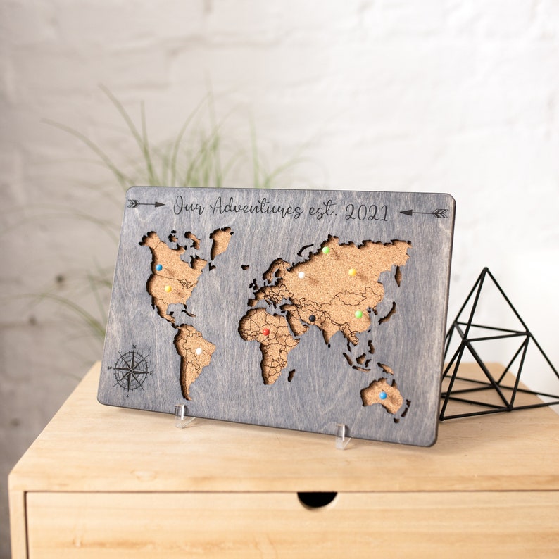 Carte du monde Push Pin, Cork Board Carte du monde en bois, Carte de voyage personnalisée, Décoration de lappartement Carte en bois du monde image 2