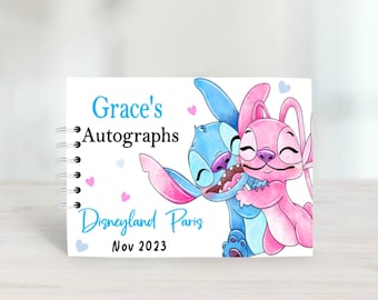 Puede incluir: Un libro de autógrafos blanco con un diseño de Stitch y Angel azul y rosa. El libro tiene una encuadernación en espiral y dice "Grace's Autographs Disneyland Paris Nov 2023" en la portada.