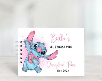 Puede incluir: Un personaje azul Stitch sosteniendo un corazón rosa con el texto "Bella's Autographs Disneyland Paris Nov 2023" sobre un fondo blanco.