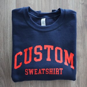Sudadera universitaria personalizada / Agregue letras personalizadas, citas personales a esta sudadera / sudadera con capucha unisex vintage