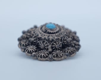 Vintage 900 silver ear clip brooch