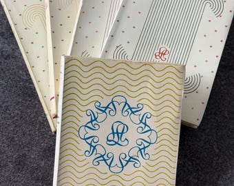 Libro francés vintage, Livre de Poche de los años 60, con portadas modernistas, decoración minimalista, colección de libros de bolsillo retro para rellenar estanterías de biblioteca.