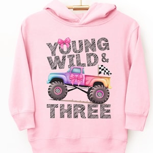 Monster Truck Birthday Girl Hoodie Bluza, Young Wild Three Third Jam Croquette Różowa Kokarda Gorące Samochody Koła Prezent Urodzinowy 4x4 Maluch Tęcza