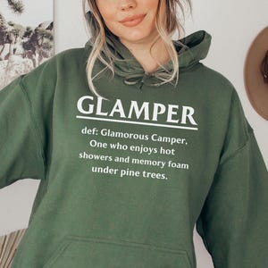 Sudadera con capucha "Glamping Definition": un destino familiar de acampada glamurosa. Regalo a juego.