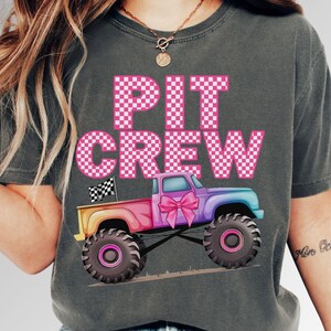 Komfort Kolory Różowa Kratka Pit Crew Tęczowa Akwarela Monster Truck Jam Rodzina Dopasowana Koszulka Urodzinowa Dziewczyna Impreza Siostra Dziecko Zapowiedz