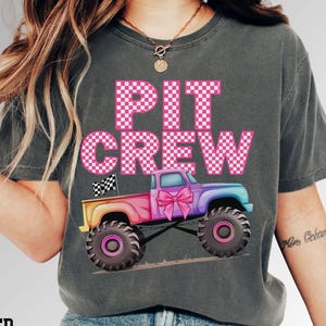 Comfort Colors Pit Crew Rainbow Monster Truck Jam Family T-shirt, urodzinowa impreza dla dziewczynek, Crew Girls Mama Mama Siostra Dziecko Zapowiedz Różowa kratka