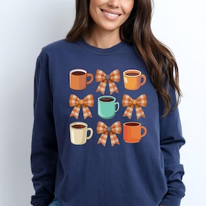 Geruite strikken en koffiemokken grafisch T-shirt - Comfort Colors Coquette Shirt Barista Cups Java Pour Over Coffee Shop Relaxed - Herfst Damesshirt