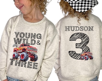 Sudadera Young Wild & Three, Conjunto para niño de 3er cumpleaños, Sudadera de cumpleaños Monster Truck, Sudadera de cuello redondo para niños pequeños, Conjunto para fiesta de camiones, Sudadera con capucha Three