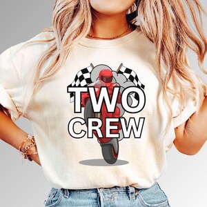 Komfort Kolory Niestandardowe Nazwa Wiek Spersonalizowana Czerwona Motocyklowa Rodzina Urodzinowa Koszulka, Chłopak Koleś Pit Crew, Mama Mama Tata Mimi Brat Siostra Bday