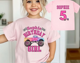 Camiseta personalizada de cumpleaños para niña con temática de Monster Truck arcoíris: Fiesta familiar a juego con el equipo de boxes, impresión frontal y trasera con nombre y número en fuente universitaria