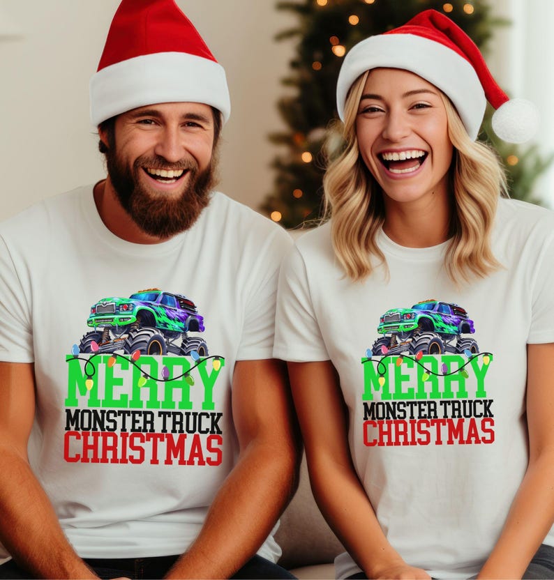 Puede incluir: Dos camisetas blancas con un gr&aacute;fico de cami&oacute;n monstruo verde y el texto "Merry Monster Truck Christmas". Las camisetas las llevan dos personas con gorros de Pap&aacute; Noel.