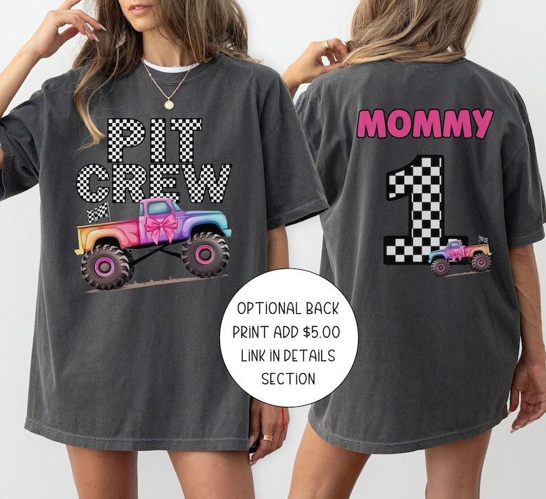 Pode incluir: T-shirt cinza escuro com um gr&aacute;fico de monster truck colorido e o texto "PIT CREW" na frente. A parte de tr&aacute;s da camisa apresenta a palavra "MOMMY" e o n&uacute;mero "1" com um gr&aacute;fico de monster truck.