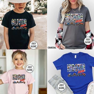 Op de afbeelding: Vier T-shirts met een monstertruck-ontwerp met de woorden "Kidster Jam", "Monster Jam" en "Oliver Jam". De shirts zijn verkrijgbaar in roze, blauw, zwart en antraciet.