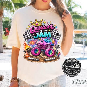 Peut inclure: T-shirt ivoire avec un graphisme color&eacute; repr&eacute;sentant un monster truck licorne, des drapeaux &agrave; damiers et le texte "Queen of the Jam". Le design comprend une couronne, des feux d'artifice et les mots "Designed by Common Code."